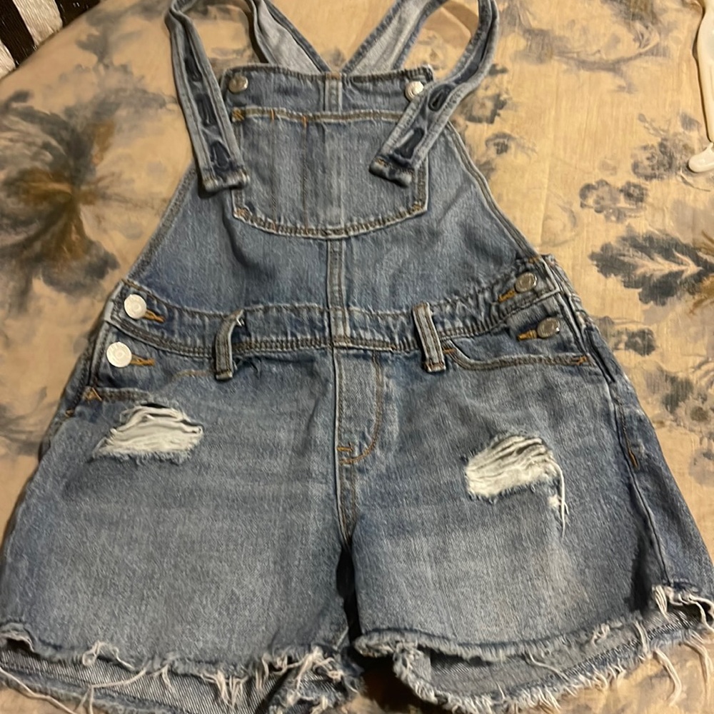 Girls must have farmer shorts. Like new condition. Size 10/12